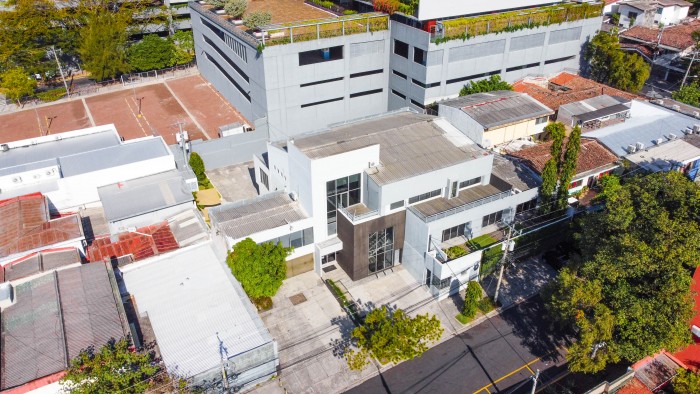 Edificio Col Escalón 35 parqueos capacidad 120 personas